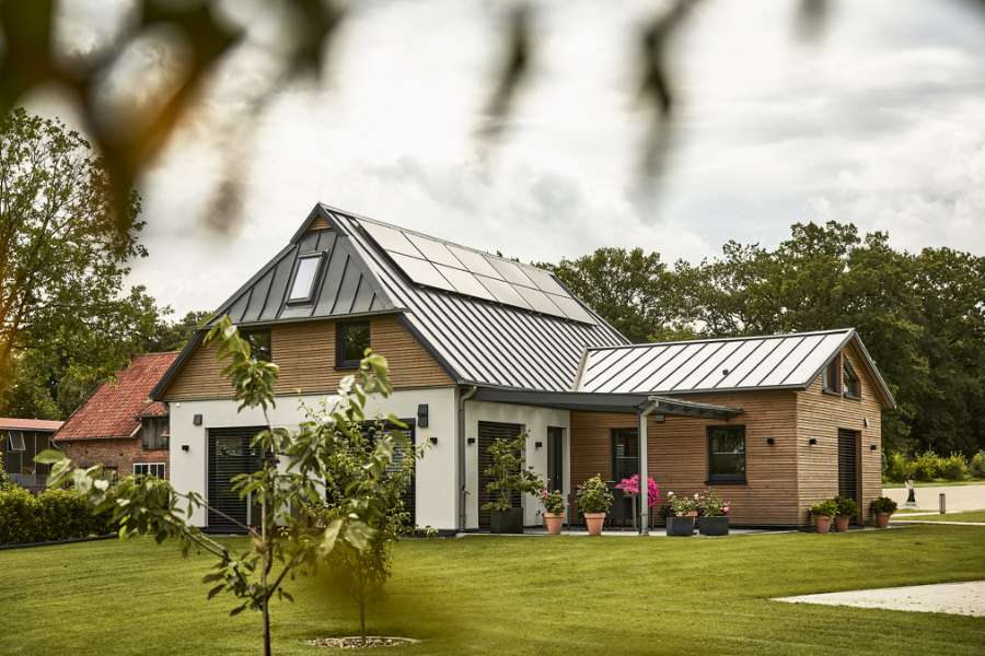 Ansprechende Mix aus Holz und Stahlprofilen, Im Ziek 1, 27374 Visselhövede